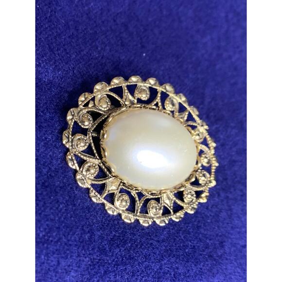 Goldtone Filigree Brooch Pin Oval Faux Pearl - Picture 3 of 8